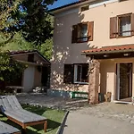 With 3 Bedrooms In Rab וילה *