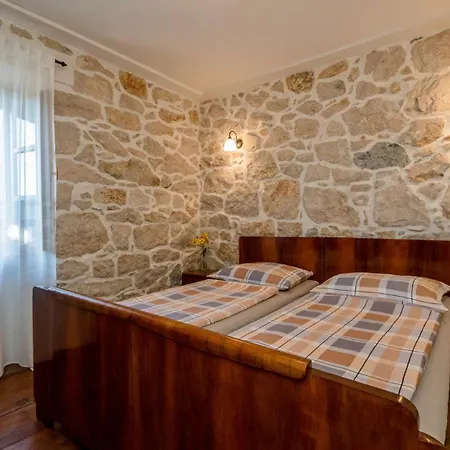 With 3 Bedrooms In Rab Villa Supetarska Draga