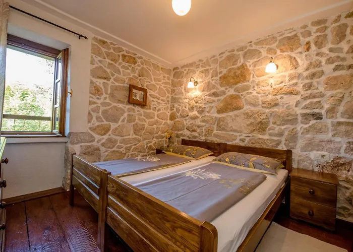 With 3 Bedrooms In Rab
