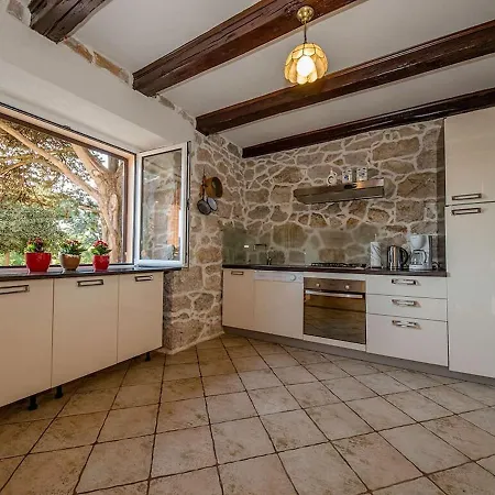 With 3 Bedrooms In Rab Вилла *