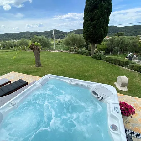 Вилла With 3 Bedrooms In Rab