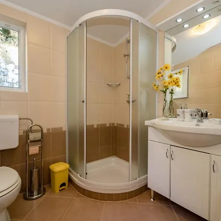 Вилла With 3 Bedrooms In Rab *