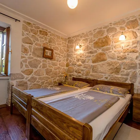 With 3 Bedrooms In Rab